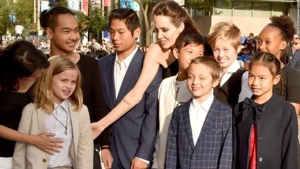 Angelina Jolie viettää paljon aikaa kuuden lapsensa kanssa