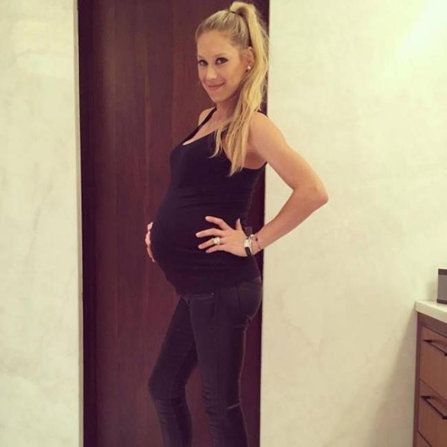 Anna Kournikova raskaana Enrique Iglesiasin kolmannen lapsen kanssa matkalla pitämään raskaus salassa