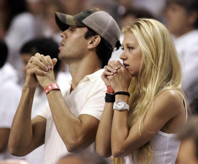 Anna Kournikova raskaana Enrique Iglesiasin kolmannen lapsen kanssa matkalla