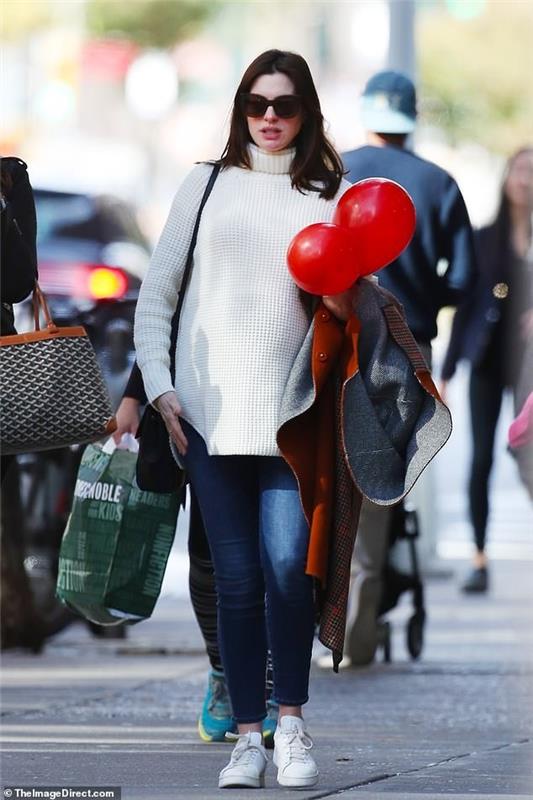 Anne Hathaway Baby Shower New Yorkissa ostamassa toista lasta Jessica Chastainin kanssa