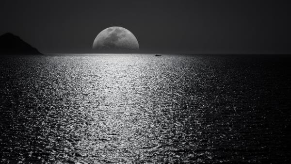 Näkymä merelle uusi kuu