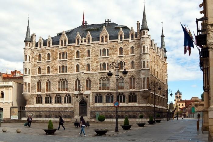 Antoni Gaudi Casá de los Botines tänään julkisivulla sijaitseva Pyhän Yrjön museo