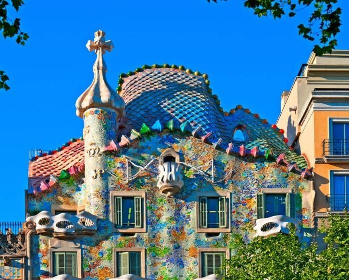 Antoni Gaudi Casa Batllo kaarevat muodot kirkkaita värejä