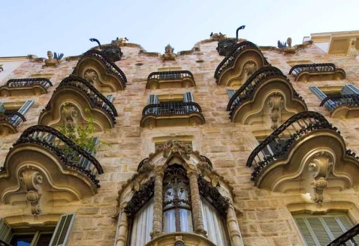 Antoni Gaudi Casa Calvet Asuin- ja liikerakennus suuren arkkitehdin perinteisin rakennus