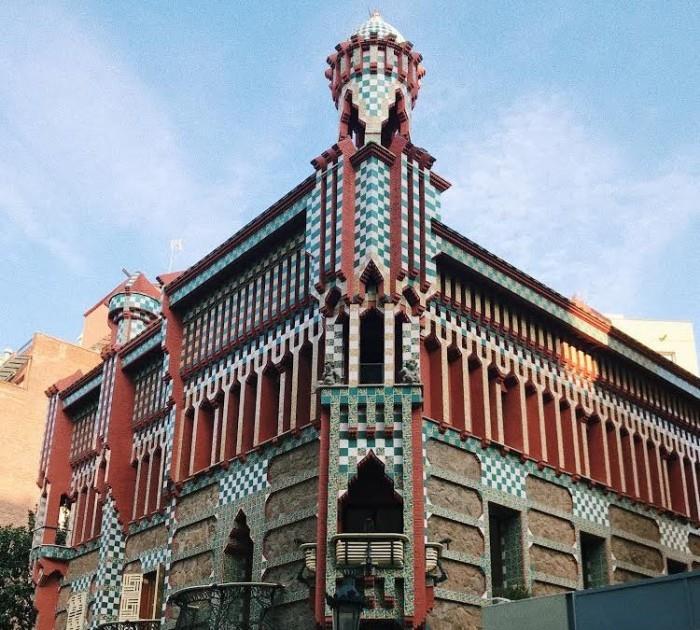 Antoni Gaudi Casa Vicensin ensimmäinen suuri itsenäinen arkkitehdin työ