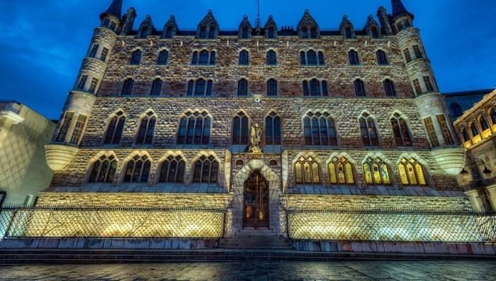 Antoni Gaudi hahmo Saint Georgen suojeluspyhimys Barcelonassa ja Kataloniassa