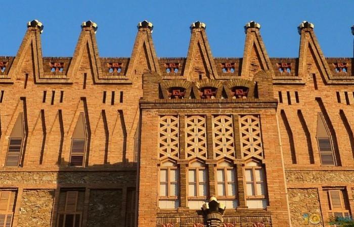 Antoni Gaudin luostarikoulu Theresian naisista asettaa rakennuksen