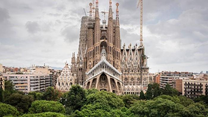 Antoni Gaudi La Sagrada Familia on rakennuksen maamerkki Barcelonassa