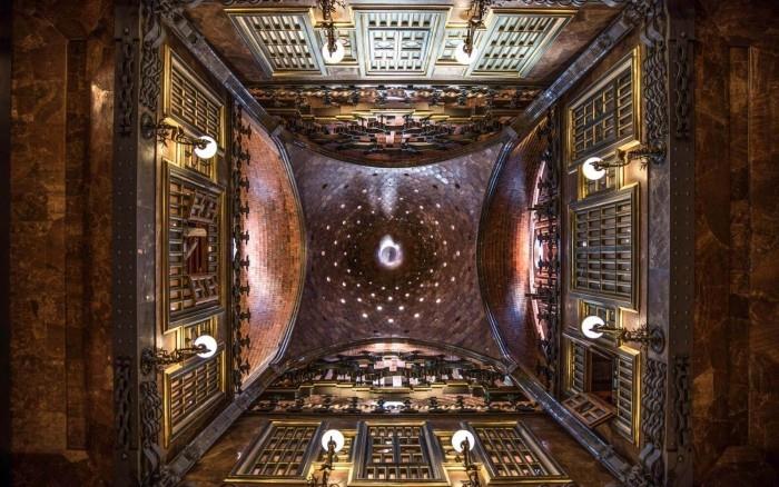 Antoni Gaudi Palau Güell sisätilojen vaikuttava