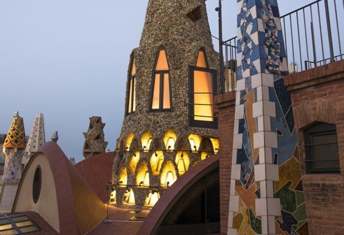 Antoni Gaudi Palau Güell lukuisia mielikuvituksellisia muotoja ja aiheita