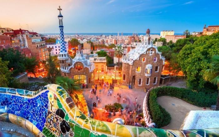 Antoni Gaudi Park Güell, Barcelonan toiseksi suurin nähtävyys, käy vuosittain 3 miljoonaa turistia