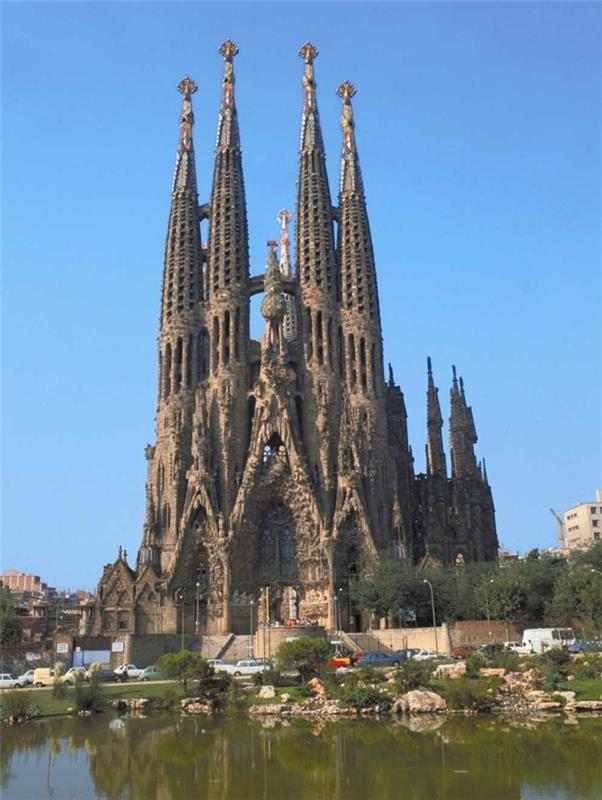 Antoni Gaudi Sagrada Familia kokonaan