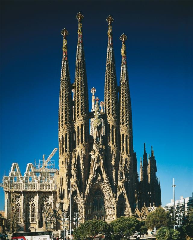 Antoni Gaudi Sagrada Familia keskipäivällä