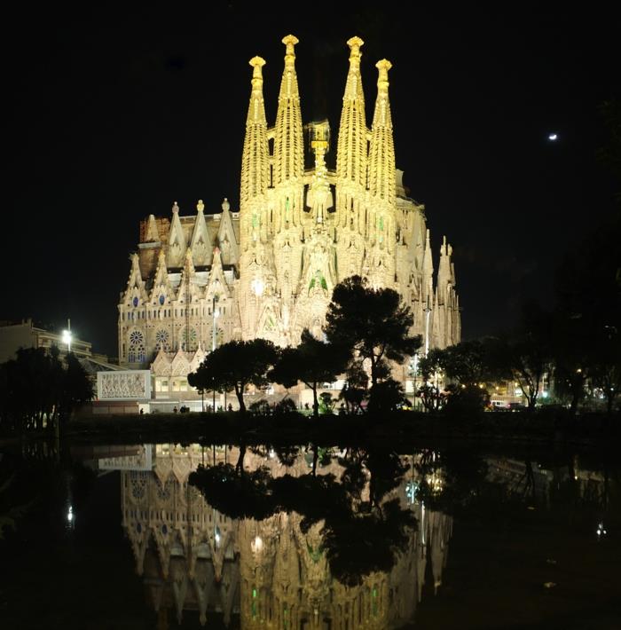 Antoni Gaudi Sagrada Familia yöllä