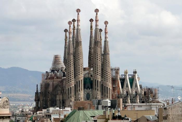 Antoni Gaudi Sagrada Familia sivussa