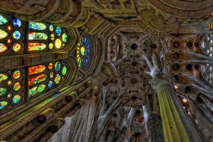 Antoni Gaudi Sagrada Familia kupolin sisältä