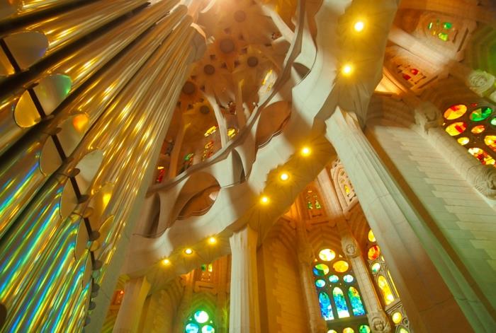 Antoni Gaudi Sagrada Familia sisätilojen sisällä