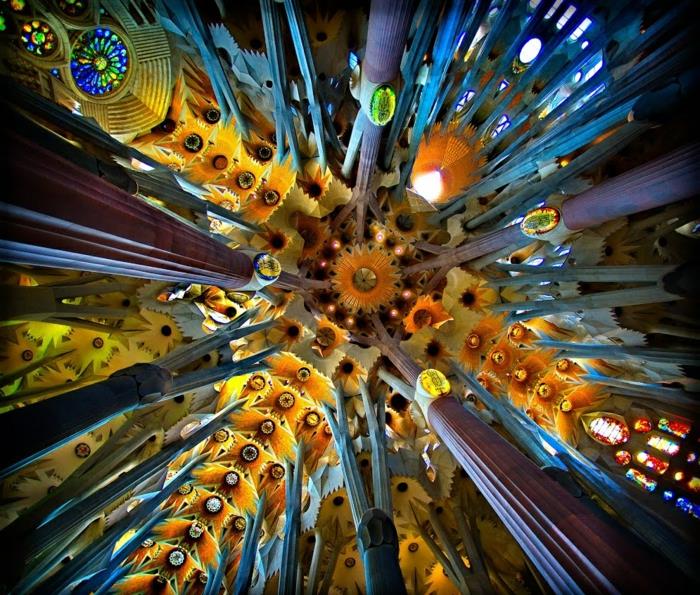 Antoni Gaudi Sagrada Familia kupolin sisältä alhaalta