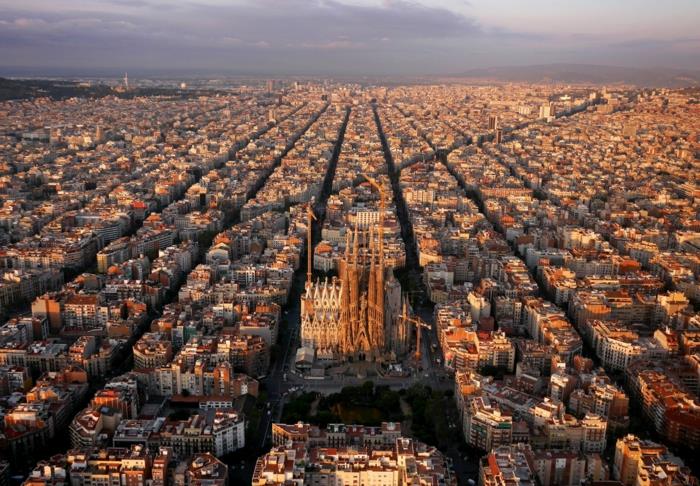 Antoni Gaudi Sagrada Familia drone -valokuvasta