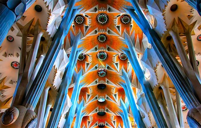 Antoni Gaudi Sagrada Familia sisältä