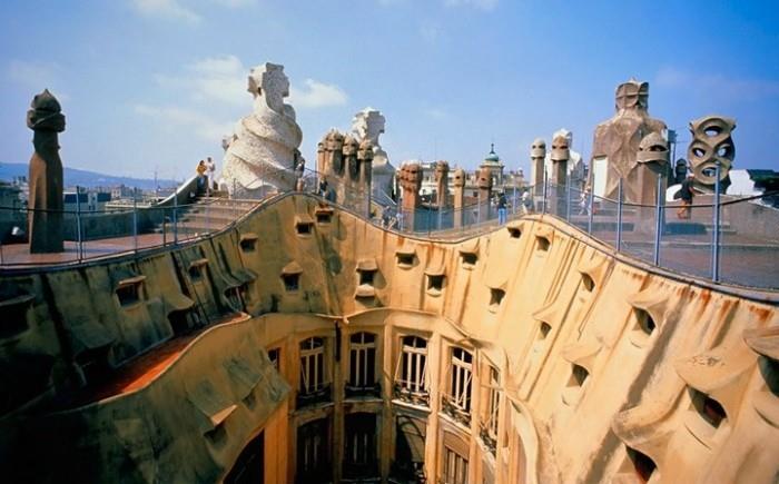 Kaareva Antoni Gaudi muodostaa piispanlinnan Astorgassa