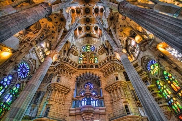 Antoni Gaudi elämäntyönsä La Sagrada Familia, vaikuttava rakennus mielenkiintoisia muotoja ja värejä Barcelonan matkailukohde