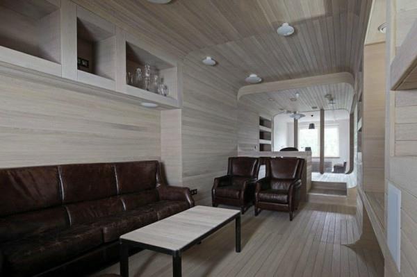 Huoneisto on valmistettu kokonaan puusta olohuoneen nahkakalusteista