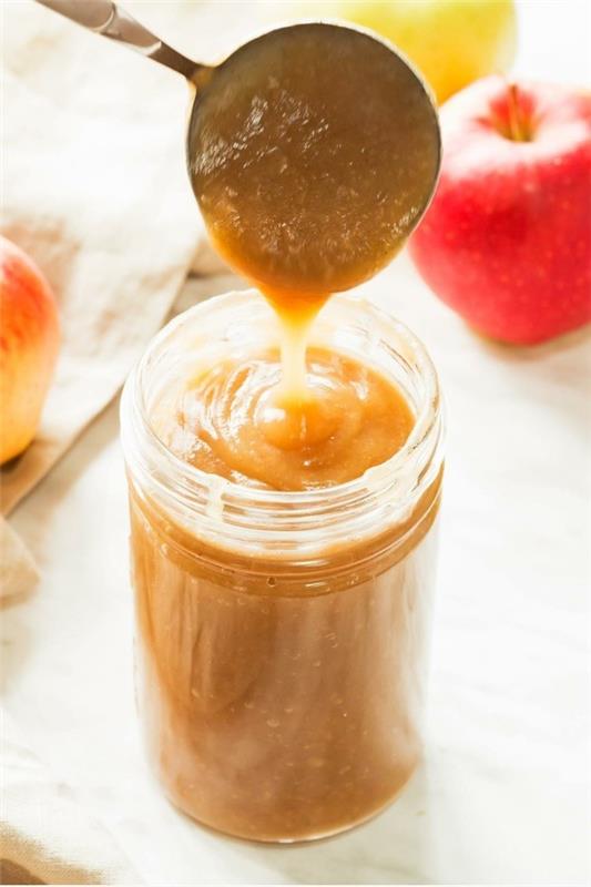 Tee omenakastike itse kotitekoista omenasosea lasissa