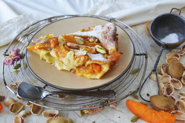 Pähkinöistä, porkkanoista ja muista hedelmistä valmistettu aprikoosikakku