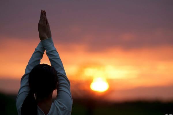 Vesimies Sadhana Kundalini Yoga Morning Saghana toivottaa auringon tervetulleeksi