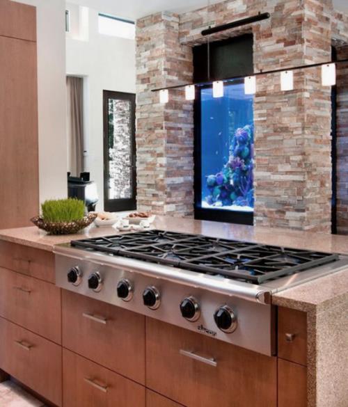 Kotona oleva akvaario voi kirjoittaa itsensä hyvin keittiöön, moderni keittiö