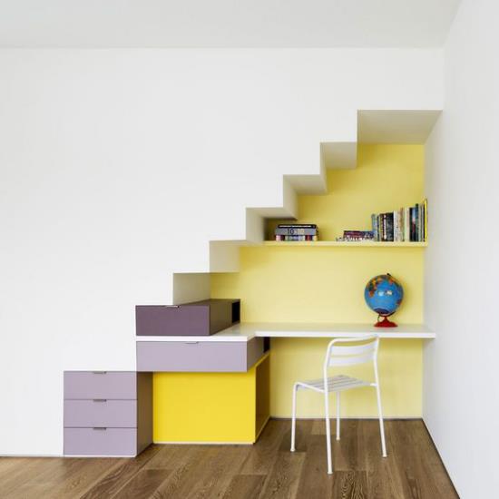 Työnurkka portaiden alla, pieni kotitoimisto, luovia väriideoita, iloinen huoneilmapiiri
