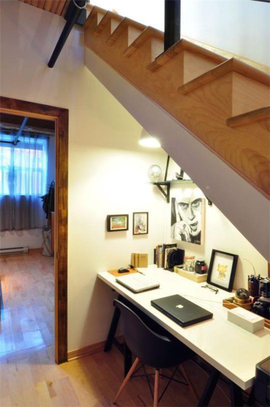 Työnurkka portaiden alla pieni kotitoimisto hyvä valaistuskonsepti sisäänrakennetut valonlähteet näyttävät houkuttelevilta