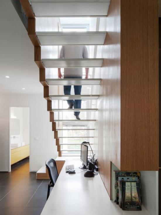 Työnurkka portaiden alla pieni toimisto moderni ja käytännöllinen suunniteltu erinomainen idea