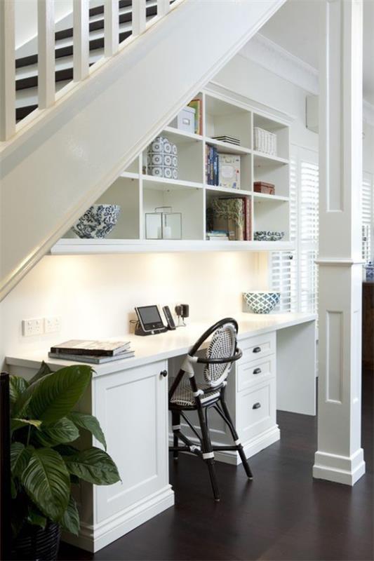 Työalue portaiden alla Tyylikäs muotoilu pieni kotitoimisto rakastua sisäänrakennettuun valoon