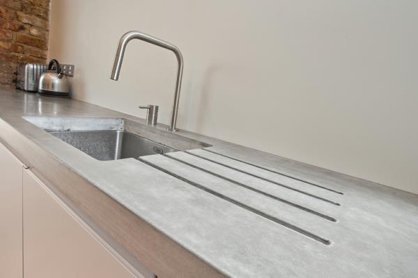 betoniseinäinen keittiön työtaso