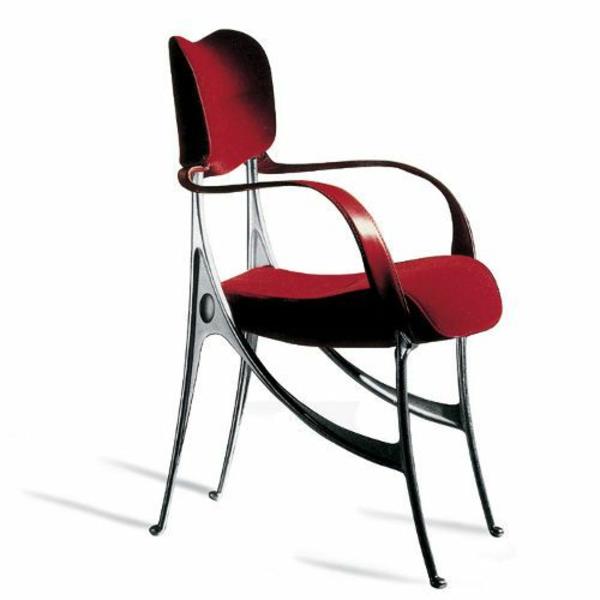 Arkkitehdit huonekalusuunnittelija Oscar Tusquets Blanca -tuolit