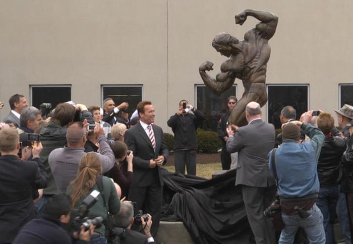 Arnold Schwarzeneggerin patsas avaa prominews
