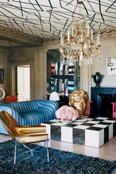 Art deco fantastinen katto sininen sohva takka