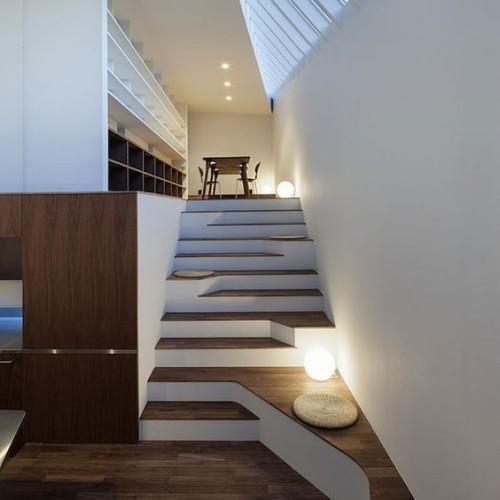Epäsymmetria sisätiloissa minimalistisesti suunniteltu portaat erittäin houkutteleva hyvin valaistu