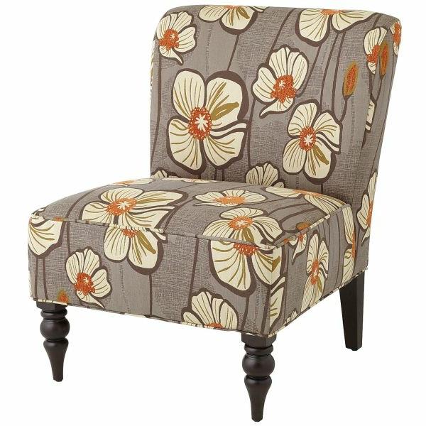 Houkuttelevat nojatuolit ja tuolinpäälliset luonnollisilla kukkakuvioilla