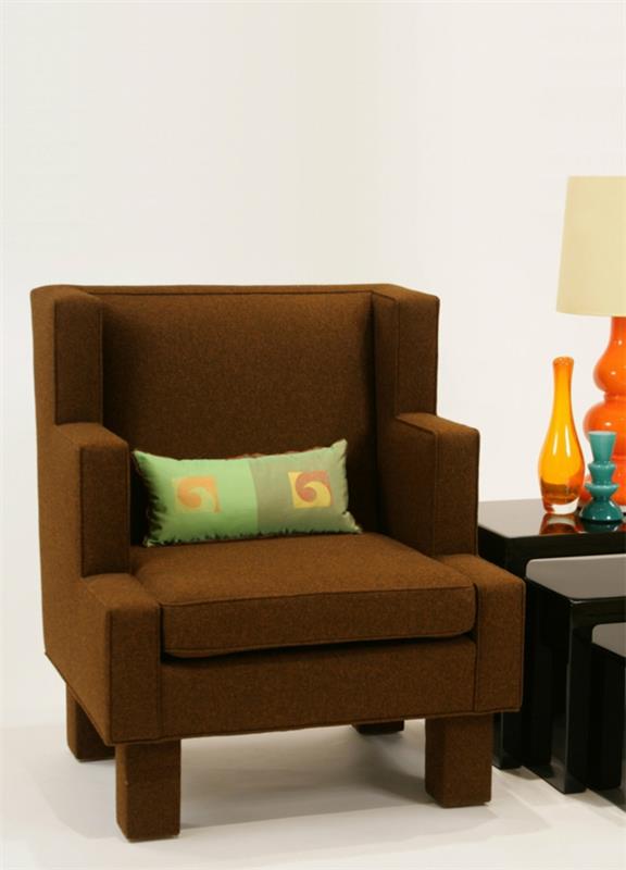 Houkutteleva nojatuoli kattaa yksinkertaisen ruskean jäljen