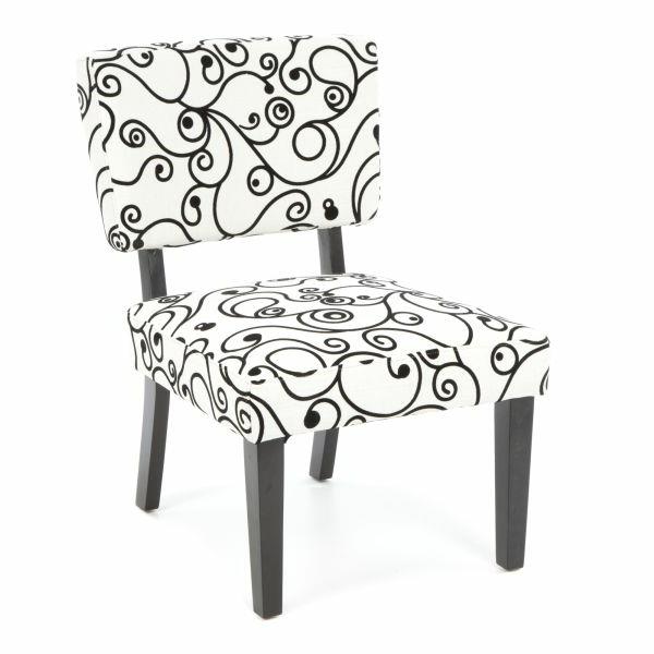 Houkuttelevat nojatuolit ja tuolinpäälliset mustavalkoisista klassisista koristekuvioista