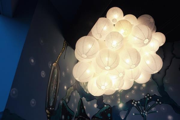 futuristinen toimisto, joka on rakennettu kuin avaruusaluksen valaistus