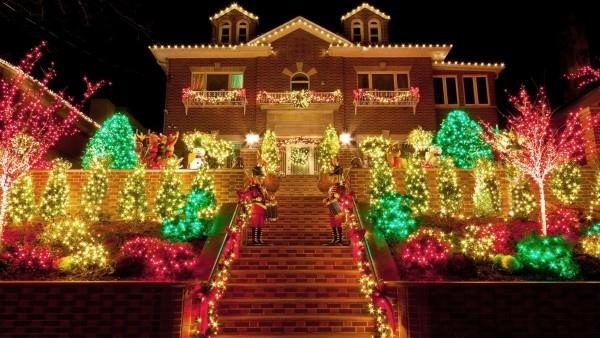 Laita ulkovalaistus jouluksi - 30 juhlaideaa ja vinkkiä värikäs talo punaisella ja vihreällä valolla