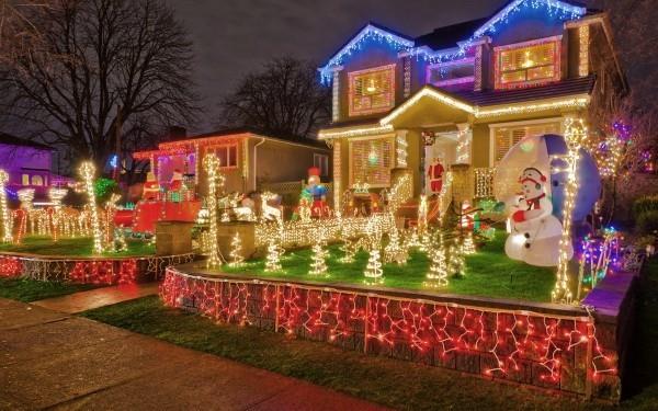 Laita ulkovalaistus jouluksi - 30 juhlaideaa ja vinkkiä lumoava talo, joka on koristeltu etupihalla