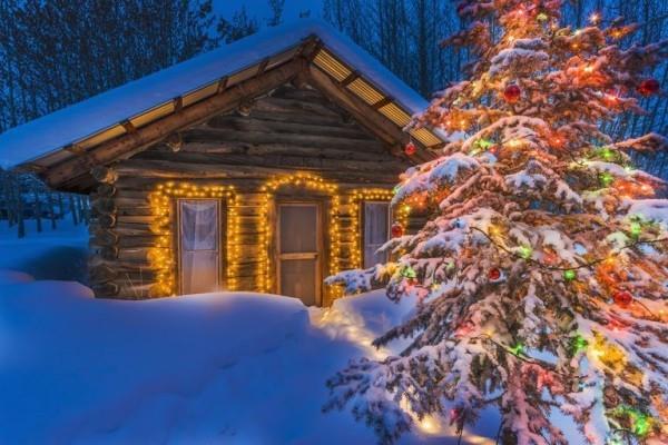 Laita ulkovalaistus jouluksi - 30 juhlaideaa ja vinkkiä lumenkuuseen peitetty talo