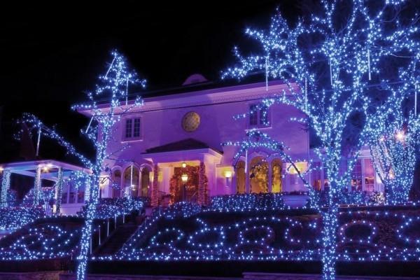 Kiinnitä ulkovalaistus jouluksi - 30 juhlaideaa ja vinkkiä taloon, jossa on sinisiä valoja