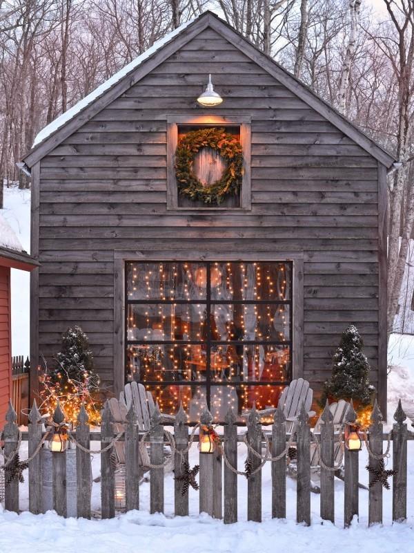 Ulkovalaistuksen kiinnittäminen jouluksi - 30 juhlaideaa ja vinkkiä maalaistalo pieni puu yksinkertaisilla valoilla