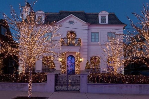 Ulkovalaistuksen laittaminen jouluksi - 30 juhlaideaa ja vinkkiä valtava talo yksinkertaisella valaistuksella